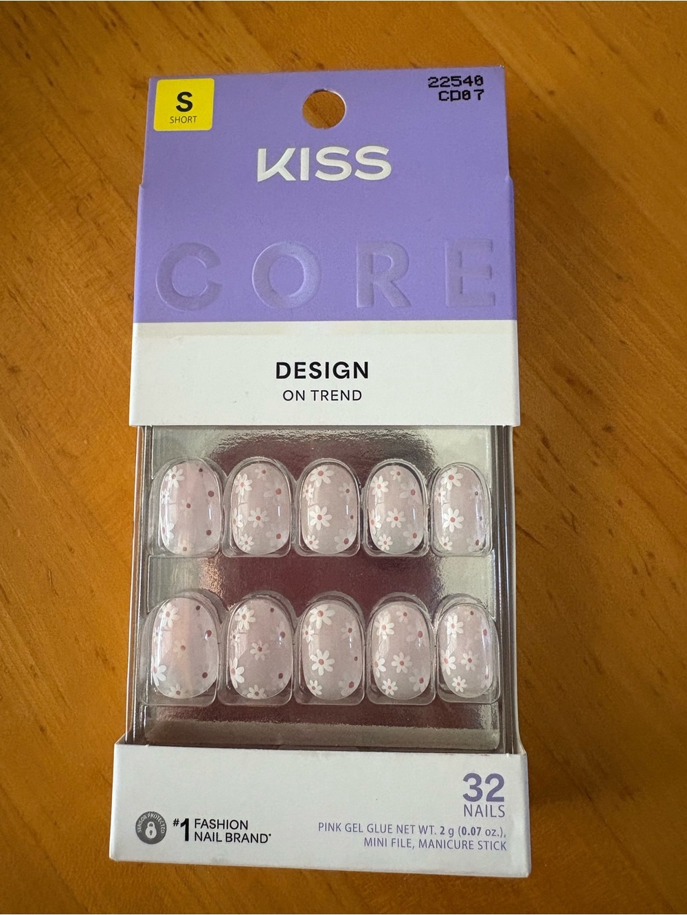 KISS CORE Design On Trend Press On Nails Short Floral Daisy 32 Nails